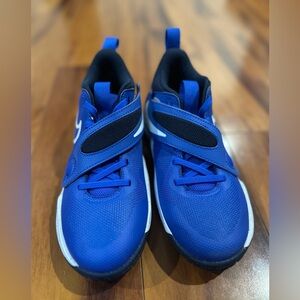 Nike Team Hustle D 10 Kids Basketball Shoes – Blue/White